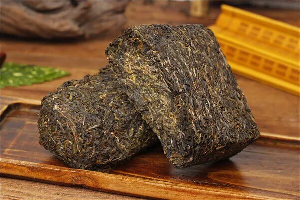 “秦岭山青午子绿，渭塬土黄茯茶香，离开陕西这么多年，是家乡茶让我有了情感寄托。”9月6日，咸阳茯茶（北京）宣传推广中心主任鲁立斌聊起茯茶时，话语间满是对家乡味道的眷恋。