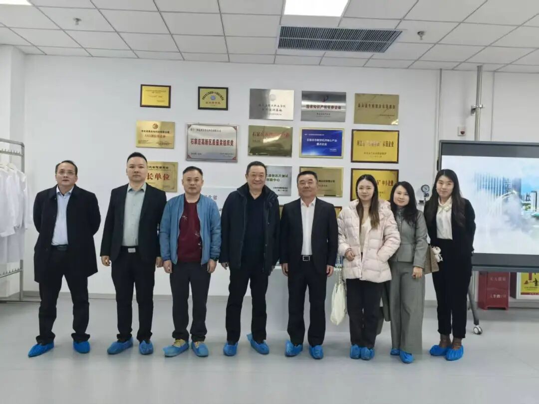 2025年11月13日，北京陕西企业商会会长江榕率代表团赴河北省陕西企业商会开展交流学习，参与此次交流学习的还有执行会长刘亮、副会长何小炳、副会长丁瑞坤、副会长常远、秘书长孙雨霏。河北省陕西企业商会会长杨勇峰热情接待了代表团一行。