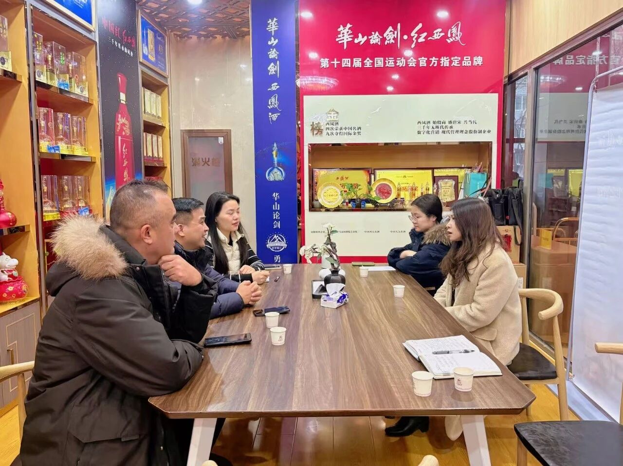 12月12日，北京广西企业商会副会长易东、常务副秘书长彭继统、秘书处秘书童丹一行踏雪来访北京陕西企业商会，秘书长孙雨霏一行热情接待。