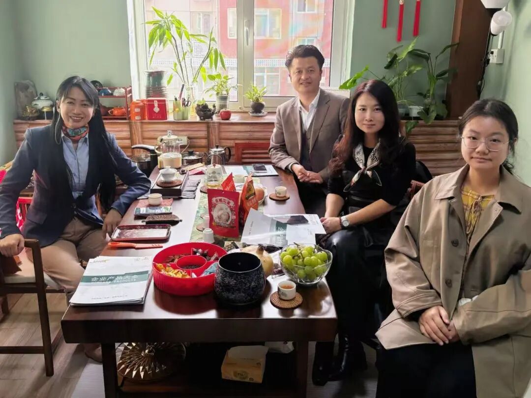 11月12日，北京陕西企业商会走进开利泵业（北京）集团有限公司，开展实地走访交流活动。商会秘书长孙雨霏及会员企业代表刘洪达等共同参与此次走访，旨在深化商会与会员企业的联系，共商合作发展计划。