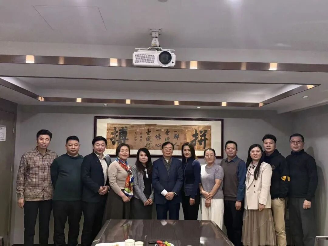 11月6日下午，由北京陕西企业商会联合北京黑龙江企业商会共同举办“学习贯彻党的二十届四中全会精神”主题党日活动。