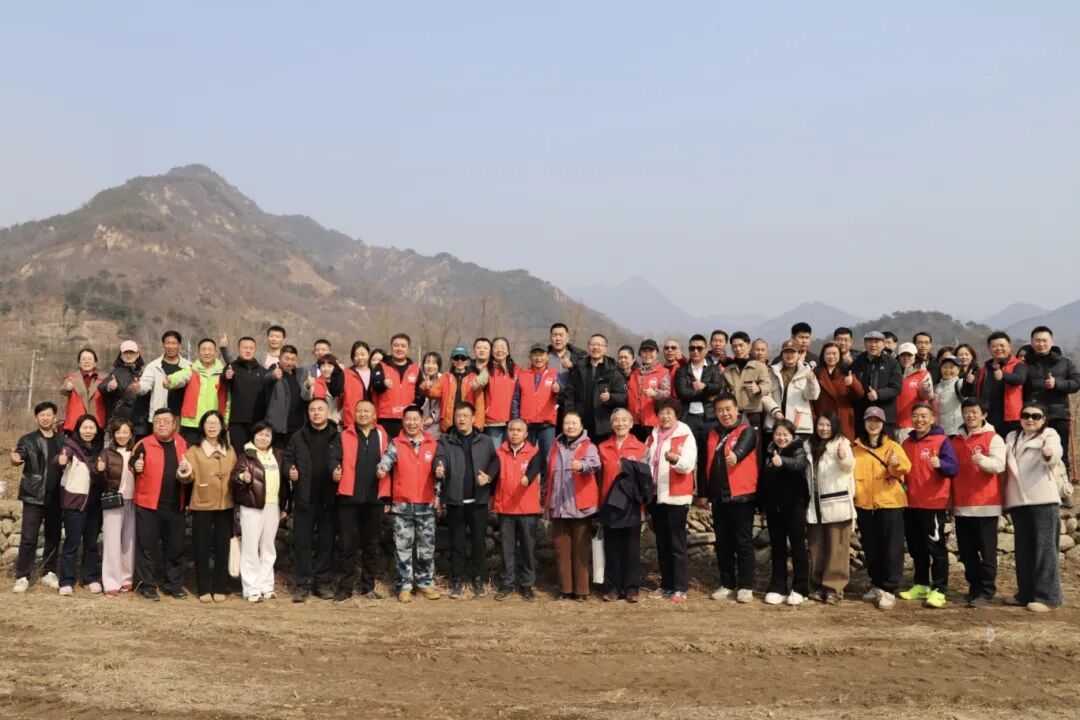 3月12日，在第48个植树节这个充满希望的日子里，由中共北京市异地商会第四联合党委（以下简称“第四联合党委”）、北京陕西企业商会联合主办的植树节活动携手兄弟商会走进北京陕西企业商会执行会长李青山单位——中同庄园，共赴一场与自然的和谐之约，以实际行动践行绿色发展理念，为首都增添一抹新绿，共“树”美好未来。