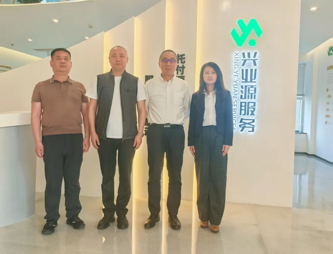 4月23日，北京陕西企业商会执行会长王俊科、副会长张磊、秘书长孙雨霏一行，走访商会副会长单位北京兴业源科技服务集团股份有限公司。