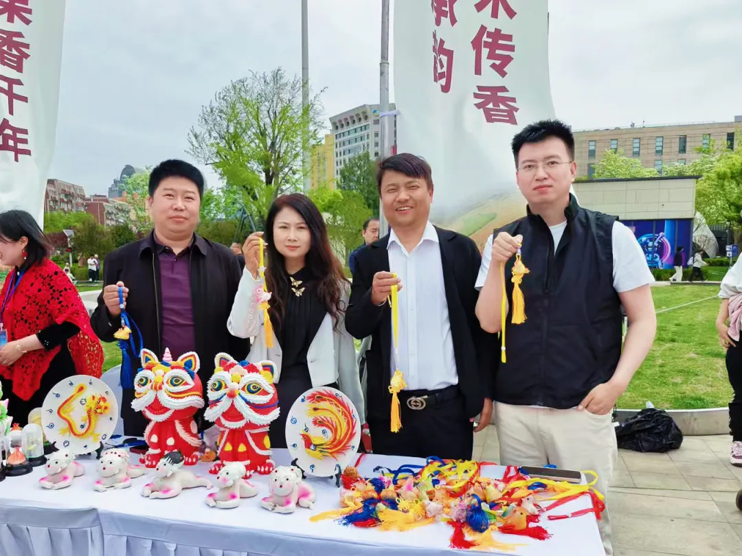 4 月 26 日，由府谷县人民政府、金融街物业股份有限公司联合主办，府谷县农业农村局、府谷县农业产业投资有限公司、北京汉尚优品供应链管理有限公司、北京怡己生活服务有限责任公司共同承办的 2026 府谷名优农产品北京金融街联合助农推介会，在北京市西城区西外文化休闲广场顺利举办。北京陕西企业商会秘书长孙雨霏，商会会员代表樊海峰、朱冬宏等受邀参加活动。