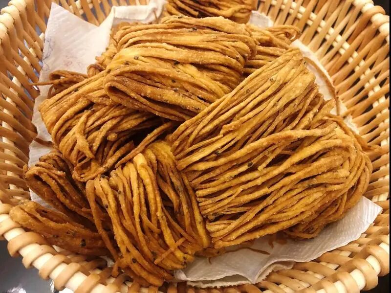 古时清明前的寒食节，不能生火做饭，聪慧的古人就做了馓子这种好携带、又喷香的 “寒具”，慢慢的，它就成了清明节的专属美味，代代相传至今。